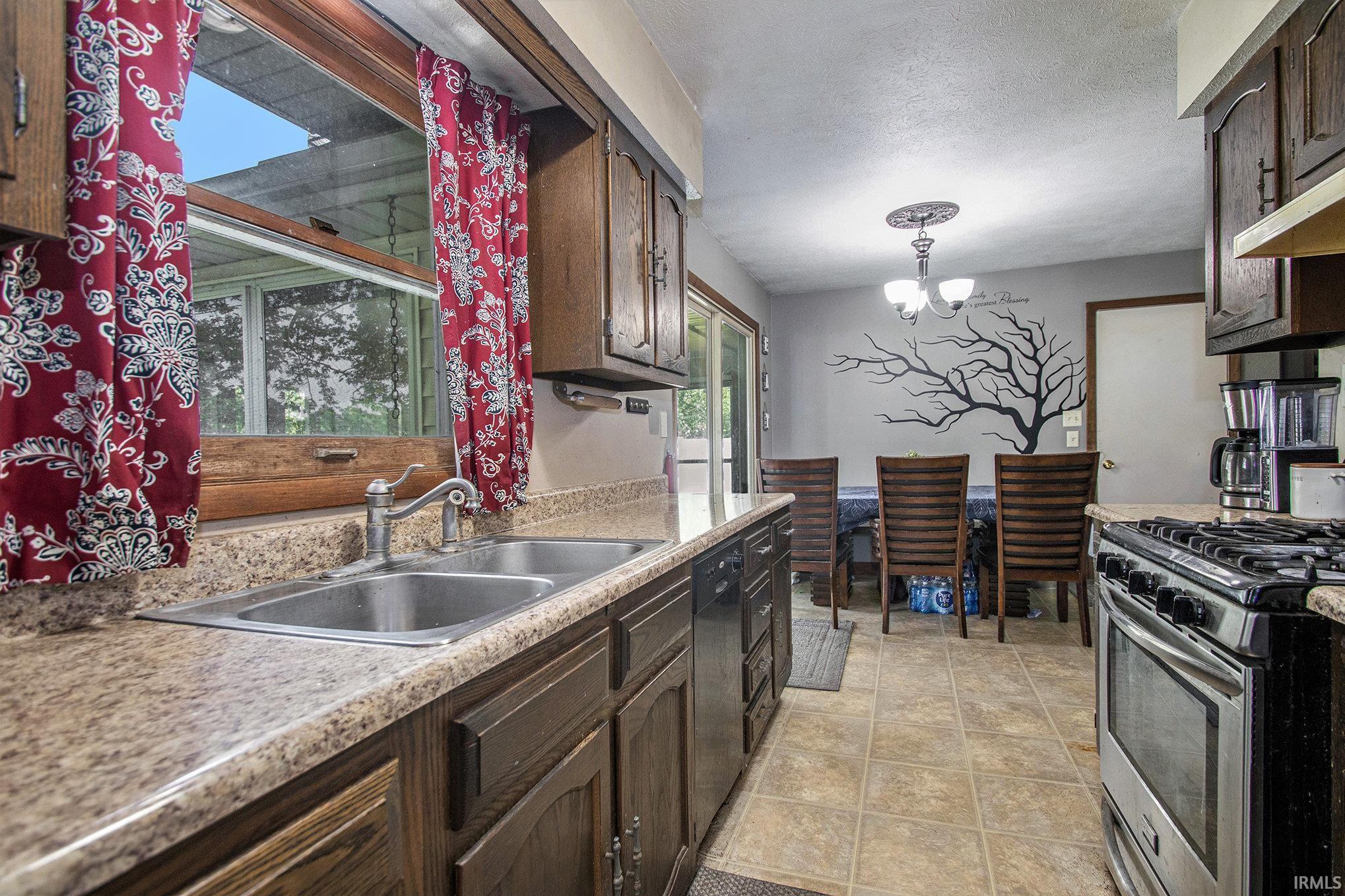 Elkhart, Indiana 46514, United States, 3 Bedrooms Bedrooms, ,2 BathroomsBathrooms,Residential,Pending,184515