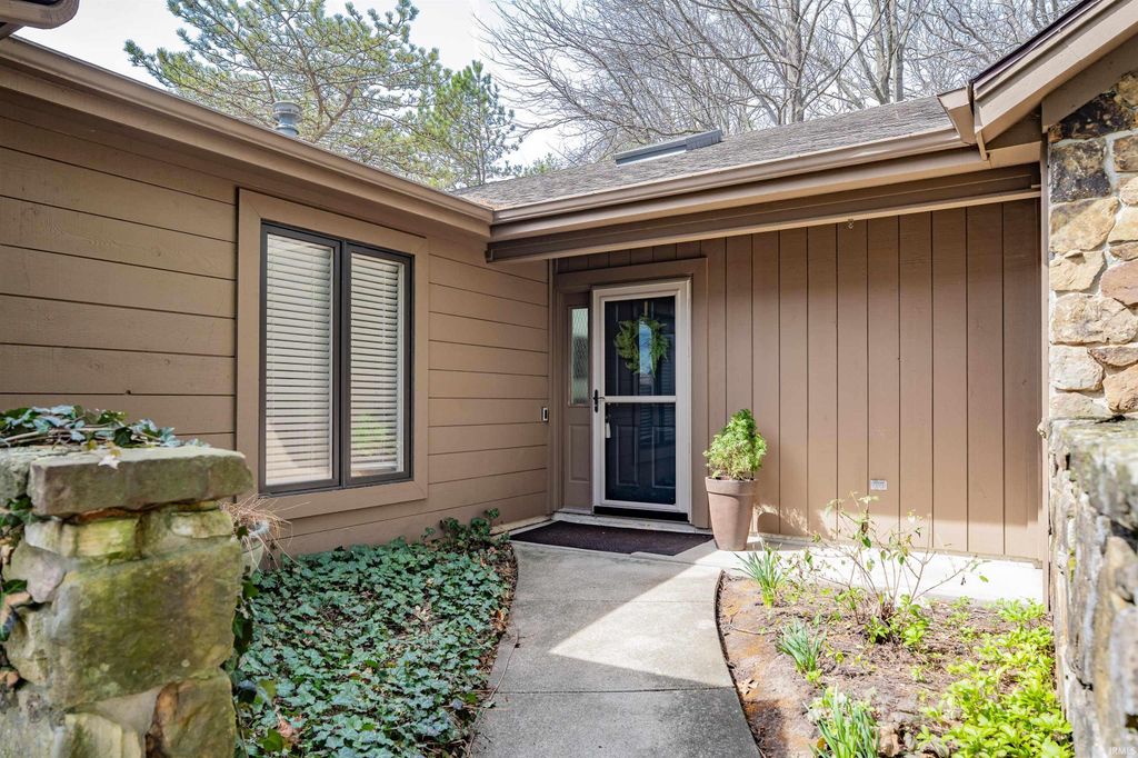 Photo of 6432 E Canal Pointe Lane, Fort Wayne, IN 46804 (MLS # 202610198)