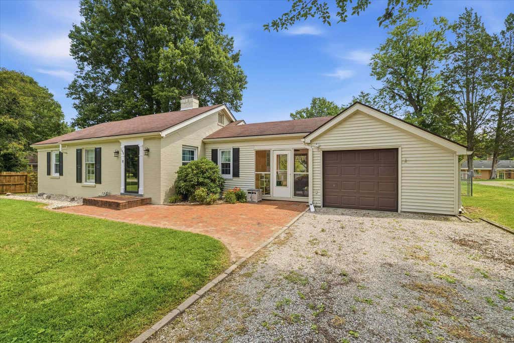 Photo of 1418 Greenfield Road, Evansville, IN 47715 (MLS # 202630039)