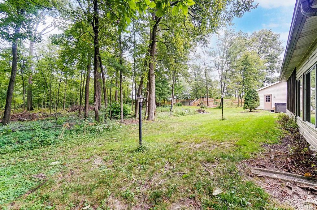 Photo of 10424 Paw Paw Drive, Fort Wayne, IN 46804 (MLS # 202545550)