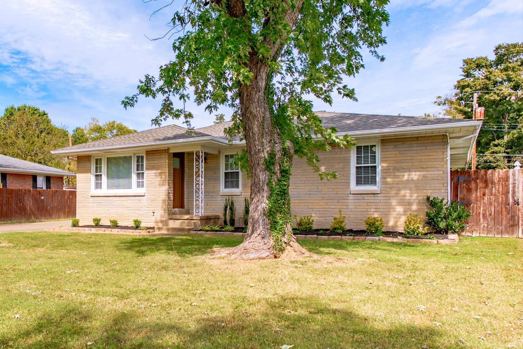 Photo of 818 Harmon Court, Evansville, IN 47711 (MLS # 202640760)