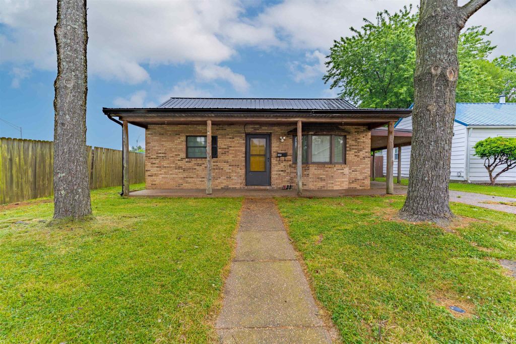 Photo of 1250 Maple Court Street, Evansville, IN 47714 (MLS # 202615534)