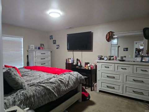 Tiny photo for 235 GREENBRIAR Street, Kokomo, IN 46901 (MLS # 202529712)