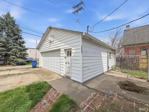 Tiny photo for 204 E Pennsylvania Street, Shelbyville, IN 46176 (MLS # 202611932)