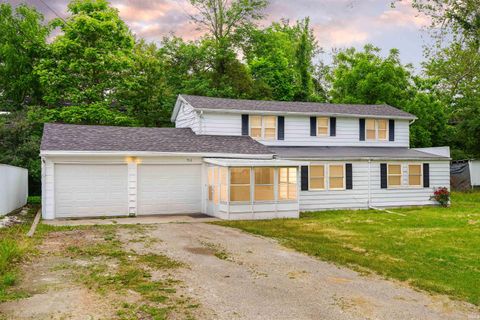 Photo of 912 W Winona Avenue, Warsaw, IN 46580 (MLS # 202624079)