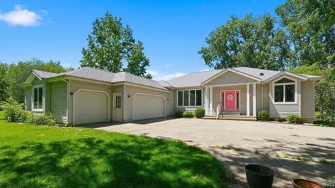 Photo of 1817 Deer Trail, Warsaw, IN 46580 (MLS # 202624946)