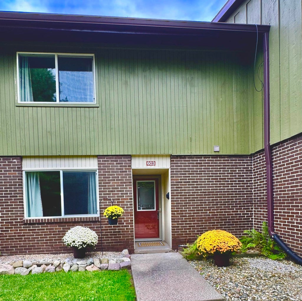 Photo of 2500 Topsfield Road #603, South Bend, IN 46614 (MLS # 202638882)