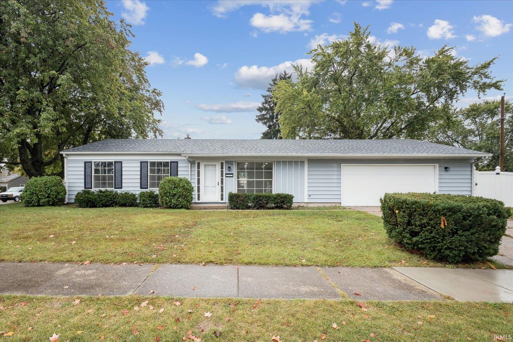 Photo of 1426 Oakdale Drive, South Bend, IN 46614 (MLS # 202540935)