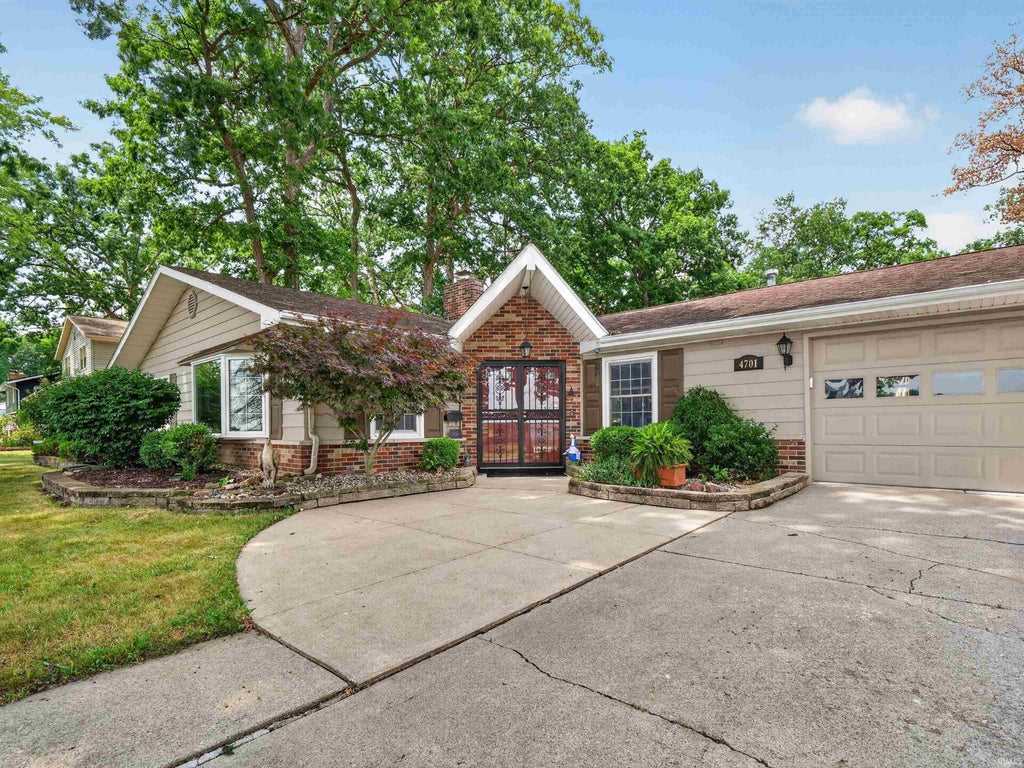 Photo of 4701 Fairlawn Pass, Fort Wayne, IN 46815 (MLS # 202629270)