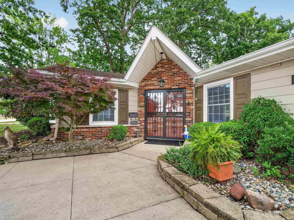 Photo of 4701 Fairlawn Pass, Fort Wayne, IN 46815 (MLS # 202629270)