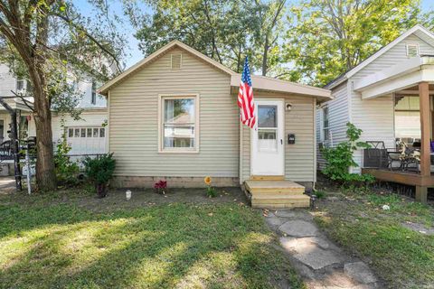 Photo of 906 E Fort Wayne Street, Warsaw, IN 46580 (MLS # 202536920)
