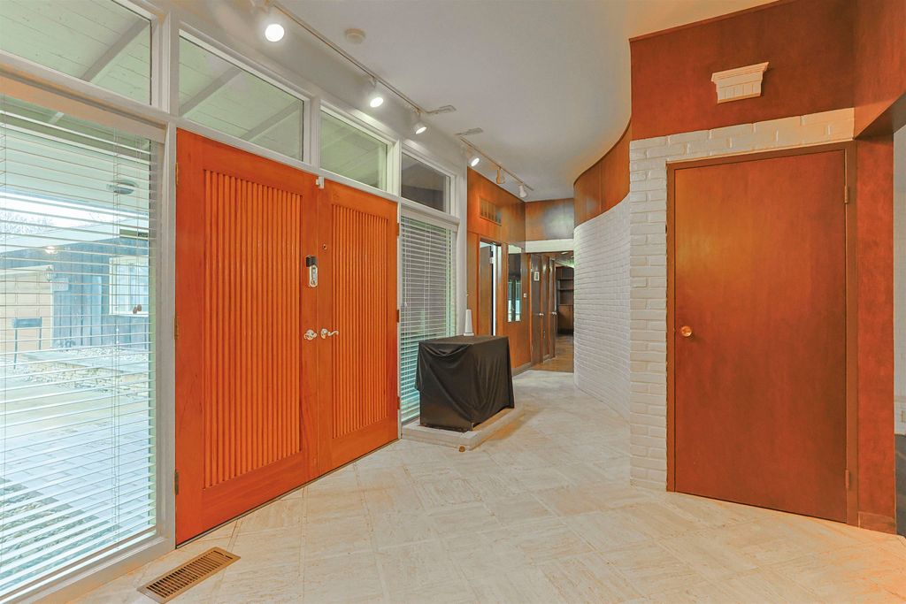 Photo of 1605 E Jefferson Boulevard, South Bend, IN 46617 (MLS # 202601476)