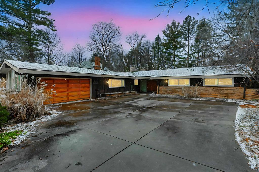 Photo of 1605 E Jefferson Boulevard, South Bend, IN 46617 (MLS # 202601476)