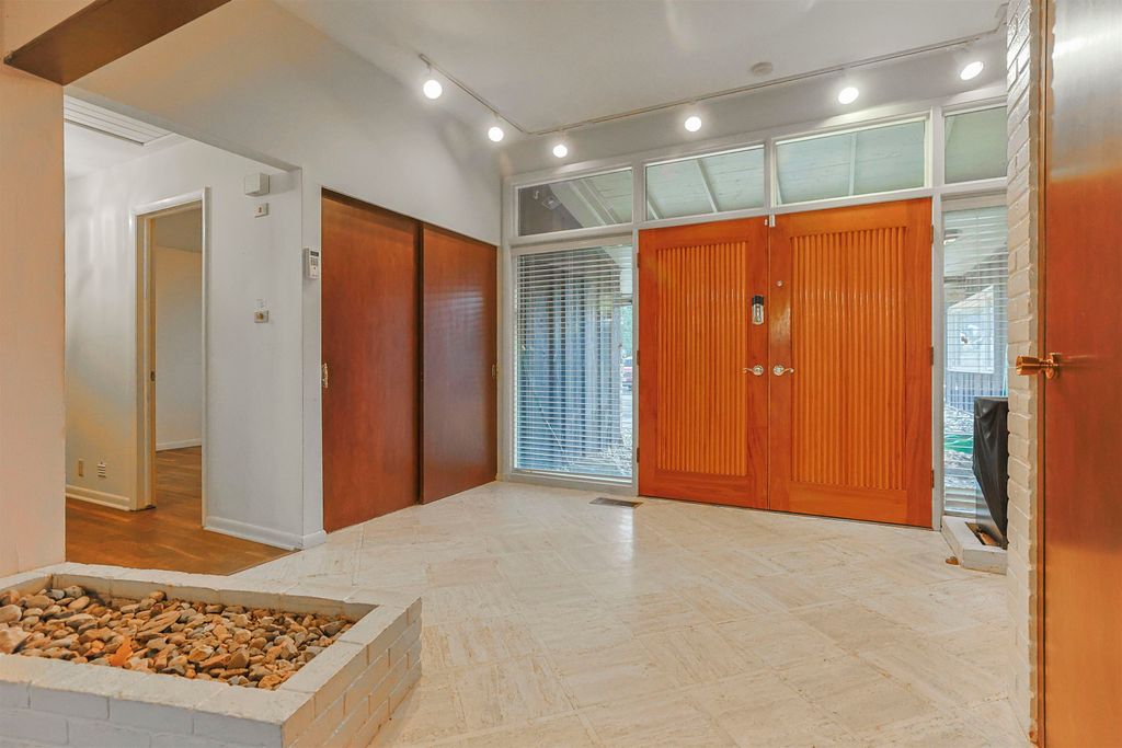 Photo of 1605 E Jefferson Boulevard, South Bend, IN 46617 (MLS # 202601476)