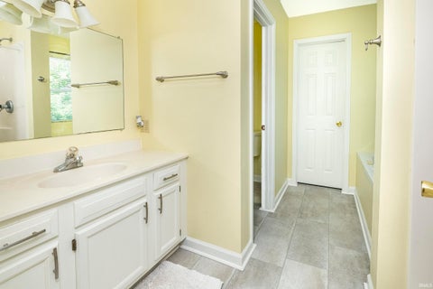 Tiny photo for 1005 E Erin Court, Bloomington, IN 47401 (MLS # 202609242)