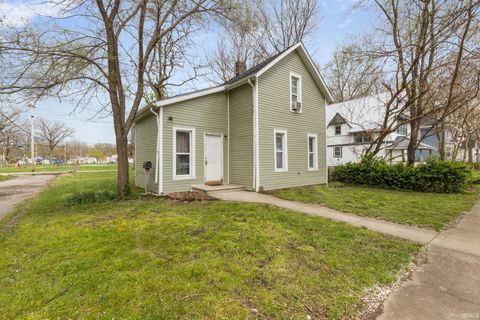 Tiny photo for 412 W Washington Street, Elkhart, IN 46516 (MLS # 202605386)