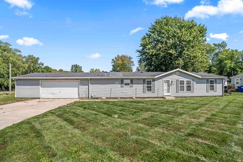 Photo of 9978 N 300 E, Syracuse, IN 46567 (MLS # 202537264)