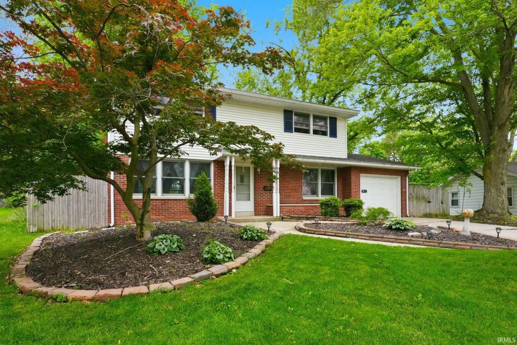 Photo of 4318 Lynwood Court, Fort Wayne, IN 46815 (MLS # 202619599)