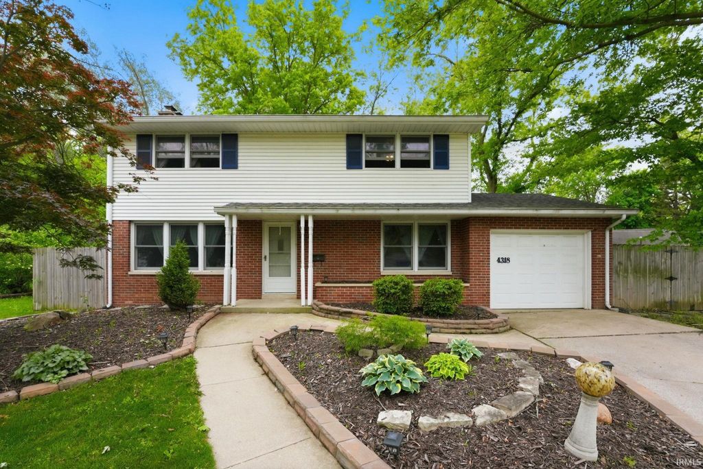 Photo of 4318 Lynwood Court, Fort Wayne, IN 46815 (MLS # 202619599)