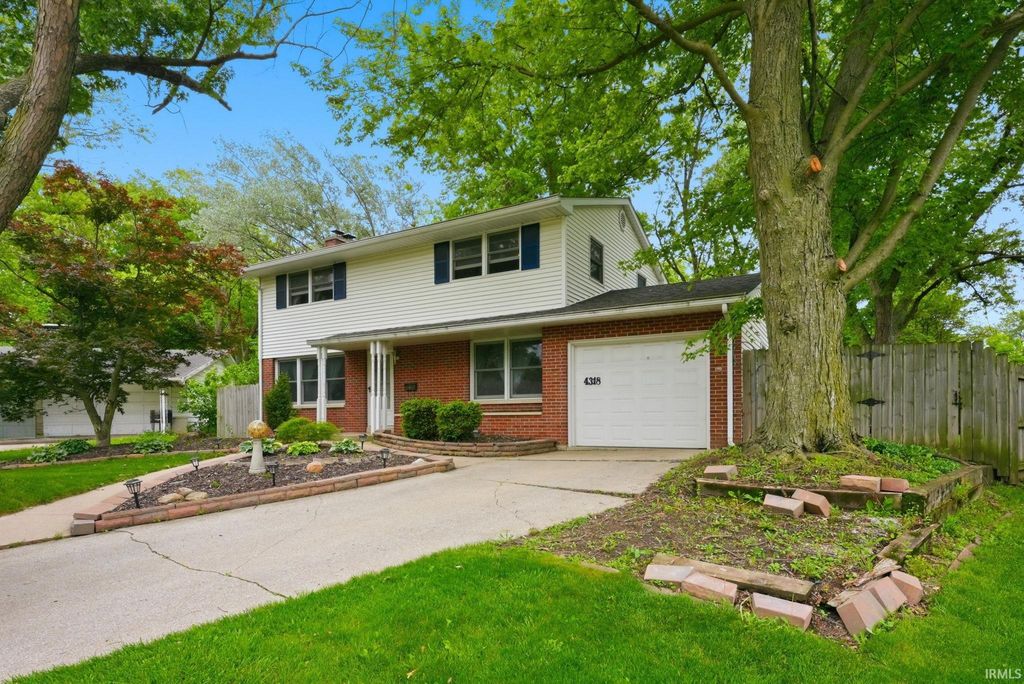 Photo of 4318 Lynwood Court, Fort Wayne, IN 46815 (MLS # 202619599)