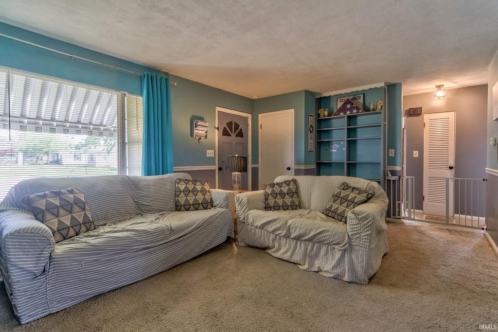 Photo of 1535 Macarthur Drive, Evansville, IN 47714 (MLS # 202613677)