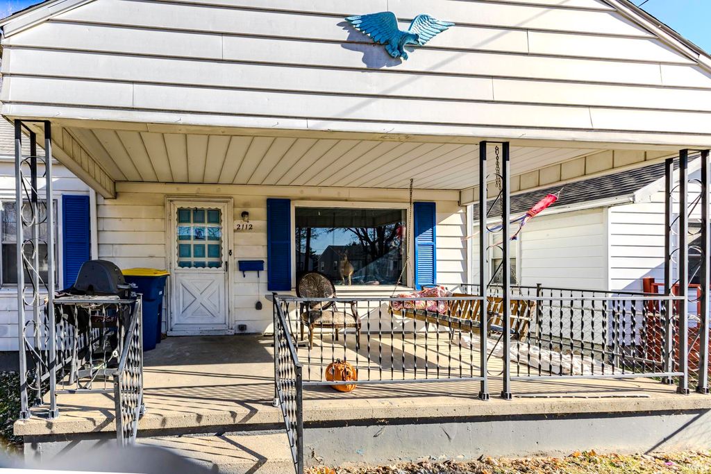 Photo of 2112 S Beacon Street, Muncie, IN 47302 (MLS # 202546680)