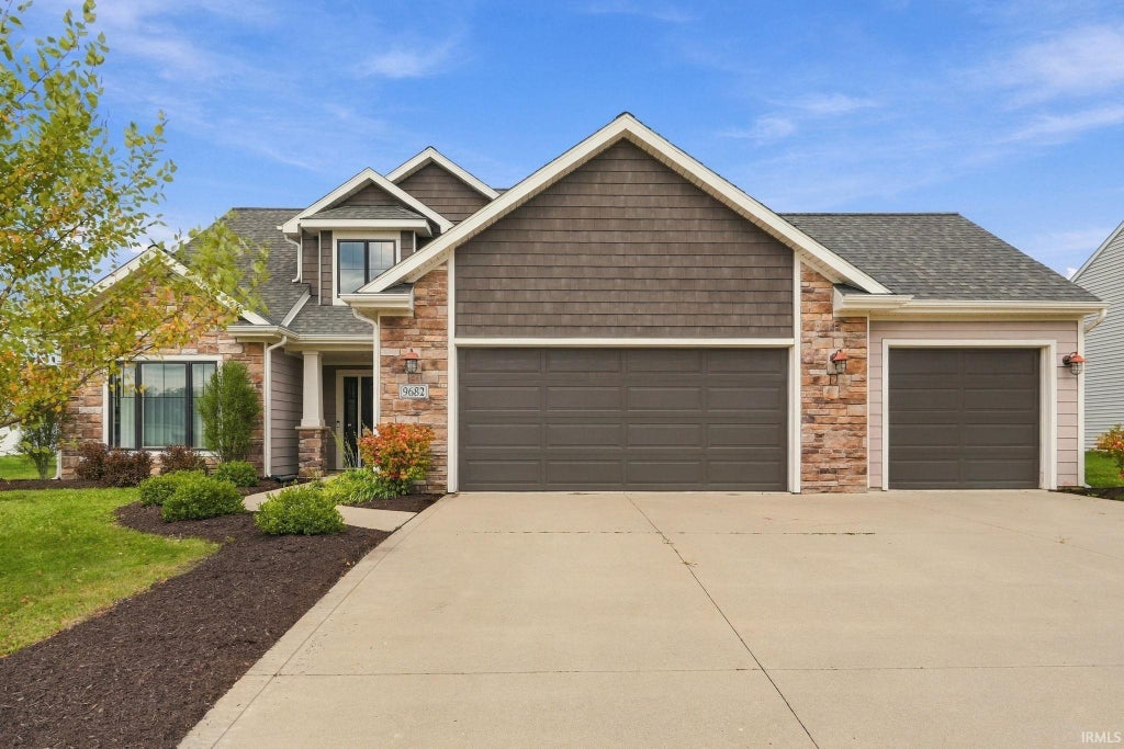 Photo of 9682 Banbury Trail, Fort Wayne, IN 46818 (MLS # 202639993)