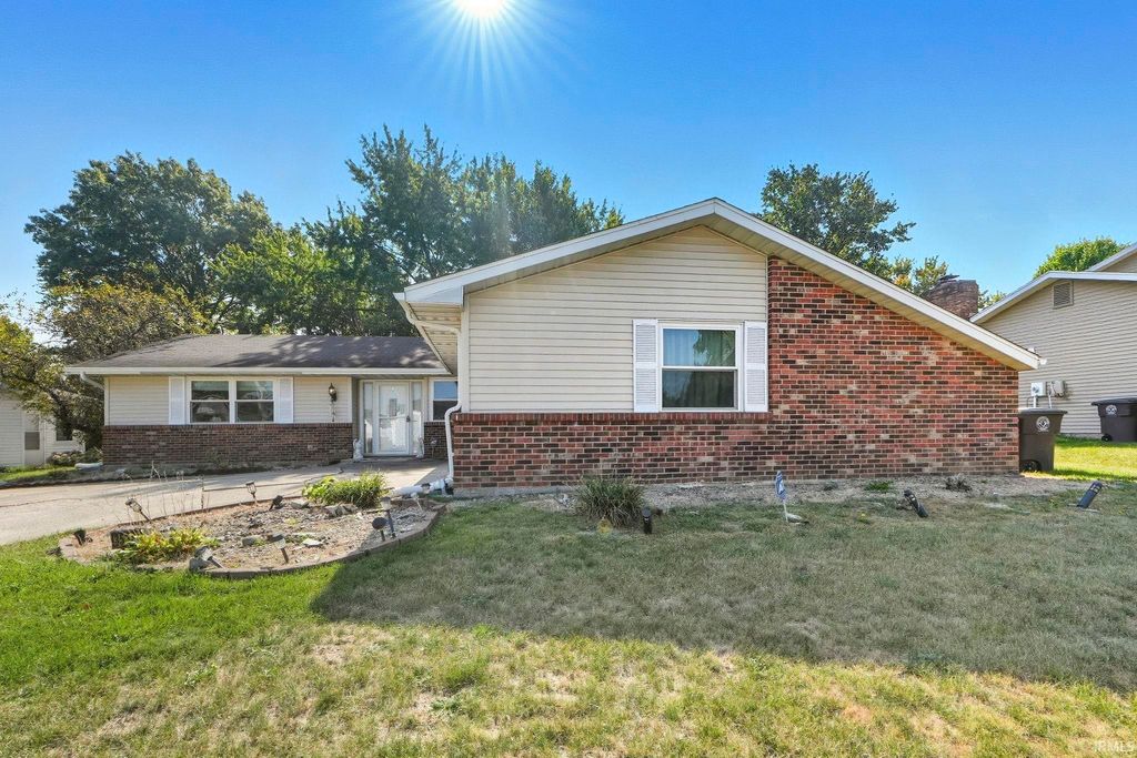 Photo of 3516 Debeney Drive, Fort Wayne, IN 46816 (MLS # 202537915)