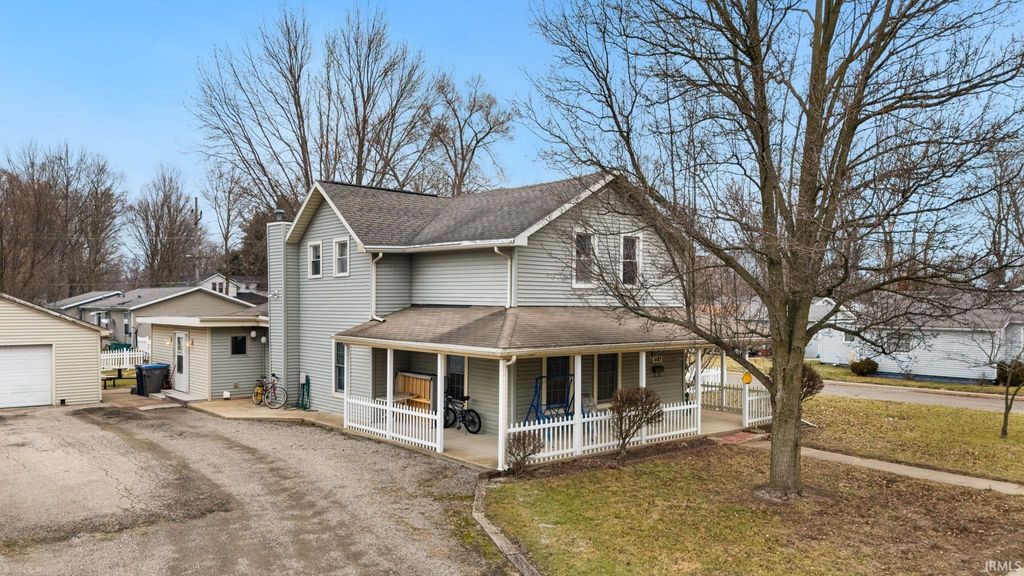Photo of 951 E Clark Street, Warsaw, IN 46580 (MLS # 202606107)