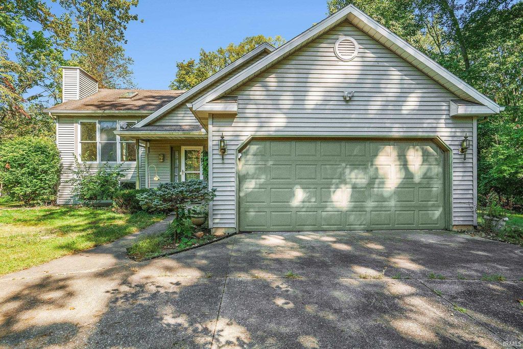 Photo of 51540 Bridgewater Court, South Bend, IN 46637 (MLS # 202538210)