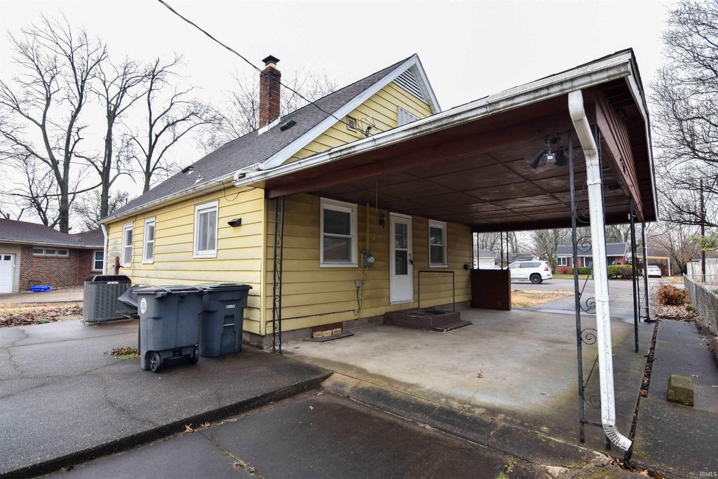 Photo of 1114 S Englewood Avenue, Evansville, IN 47714 (MLS # 202607044)