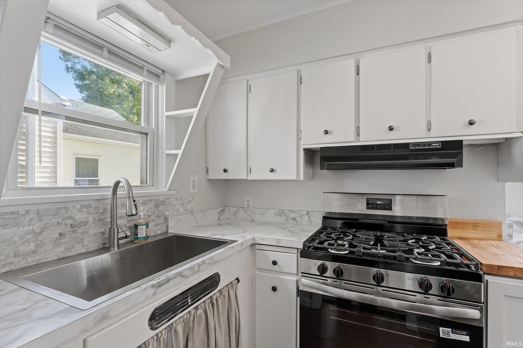 Photo of 2021 Hollywood Place, South Bend, IN 46616 (MLS # 202618941)