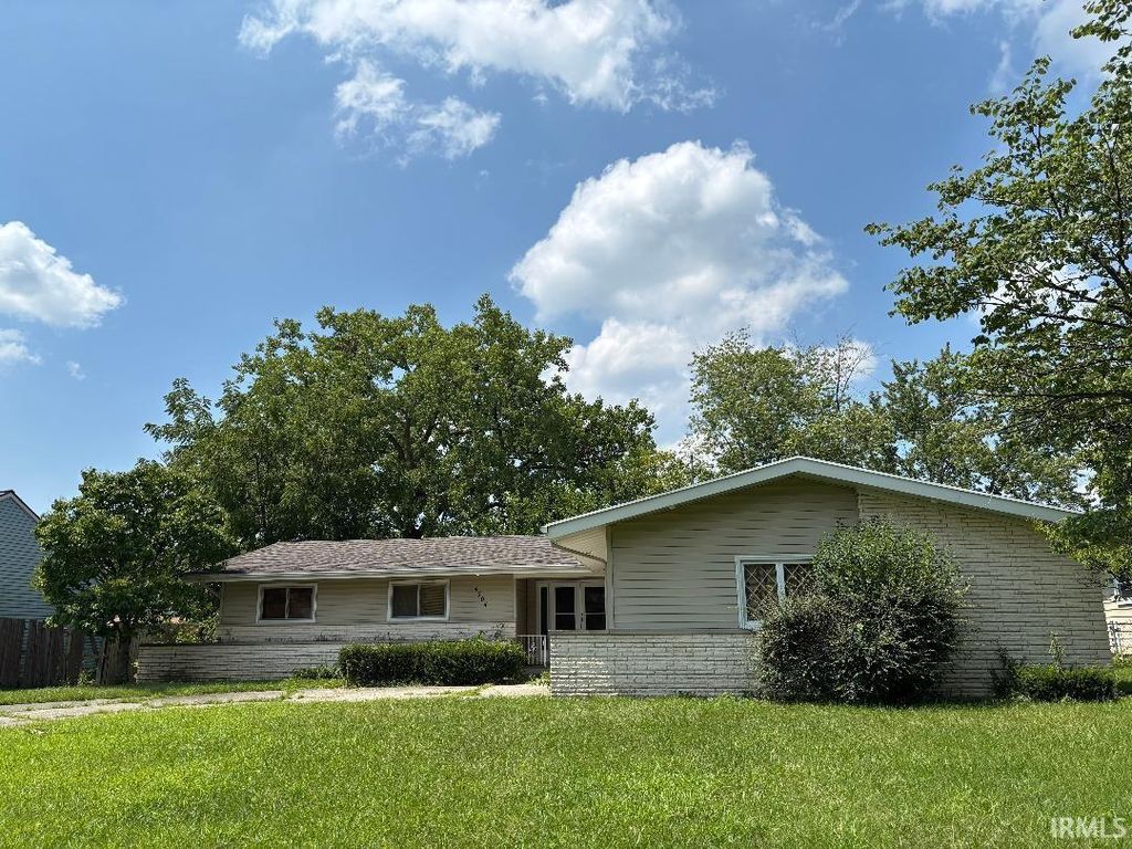 Photo of 4704 Barrington Drive, Fort Wayne, IN 46806 (MLS # 202543204)