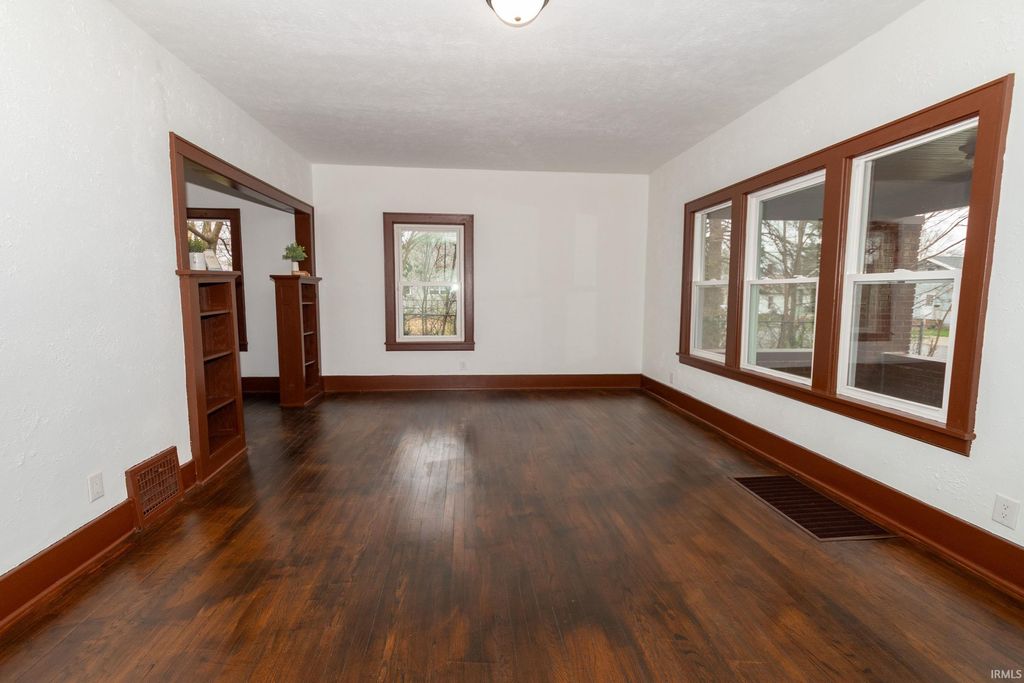 Photo of 626 E Dubail Avenue, South Bend, IN 46613 (MLS # 202611215)