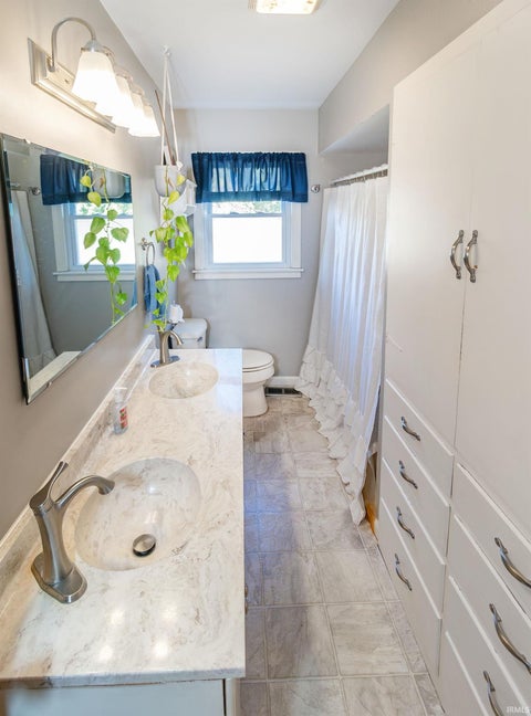 Tiny photo for 9606 Manor Lane, Mount Vernon, IN 47620 (MLS # 202644895)