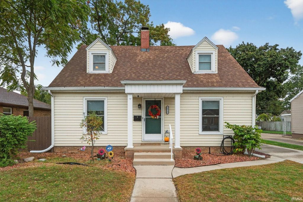 Photo of 1519 Mckinley Avenue, South Bend, IN 46617 (MLS # 202542008)