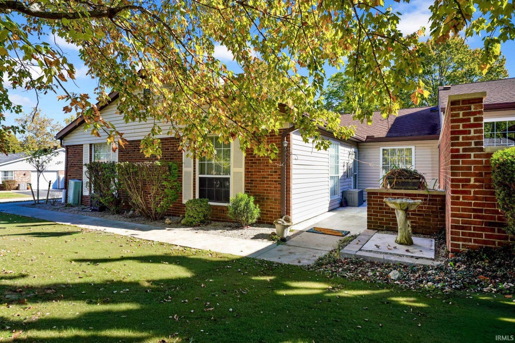Photo of 552 E Waterloo Ct CT, Bloomington, IN 47401 (MLS # 202643763)