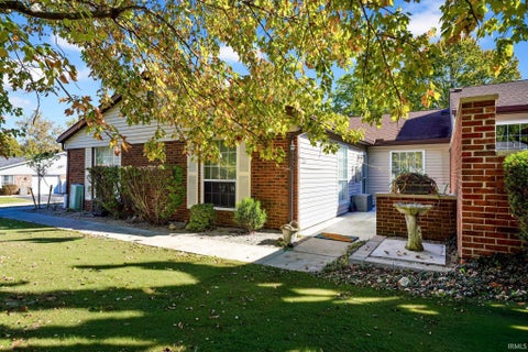 Tiny photo for 552 E Waterloo Ct CT, Bloomington, IN 47401 (MLS # 202643763)
