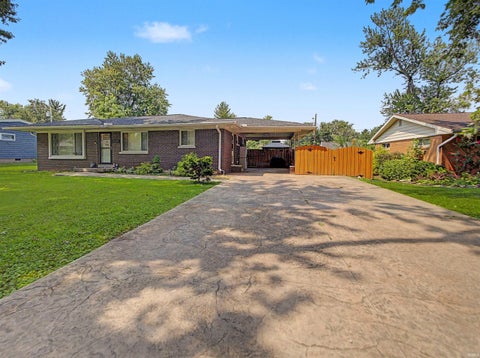 Tiny photo for 7608 Adams Avenue, Evansville, IN 47715 (MLS # 202631200)