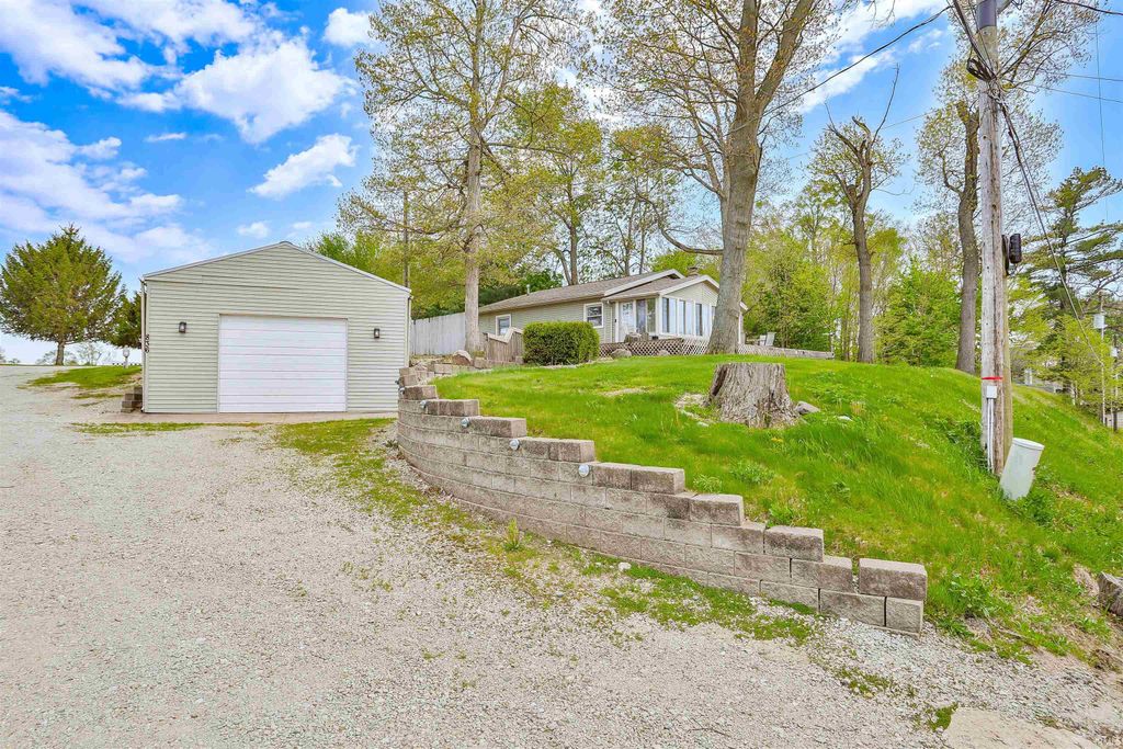Photo of 836 Chapman Lake Drive DR, Warsaw, IN 46582 (MLS # 202616902)