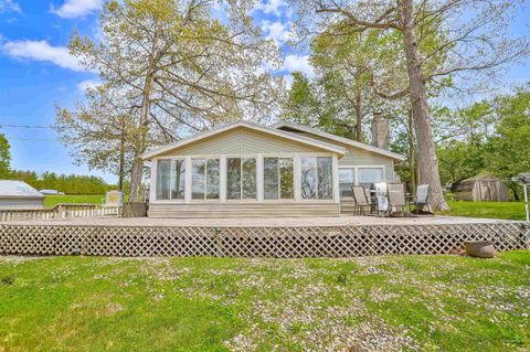 Photo of 836 Chapman Lake Drive DR, Warsaw, IN 46582 (MLS # 202616902)
