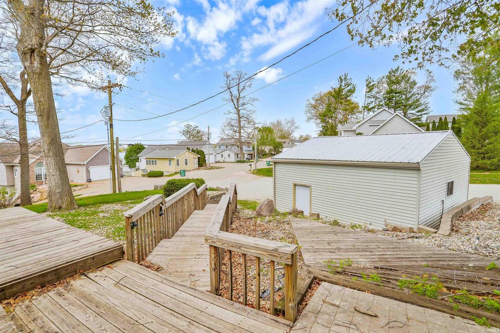 Photo of 836 Chapman Lake Drive DR, Warsaw, IN 46582 (MLS # 202616902)