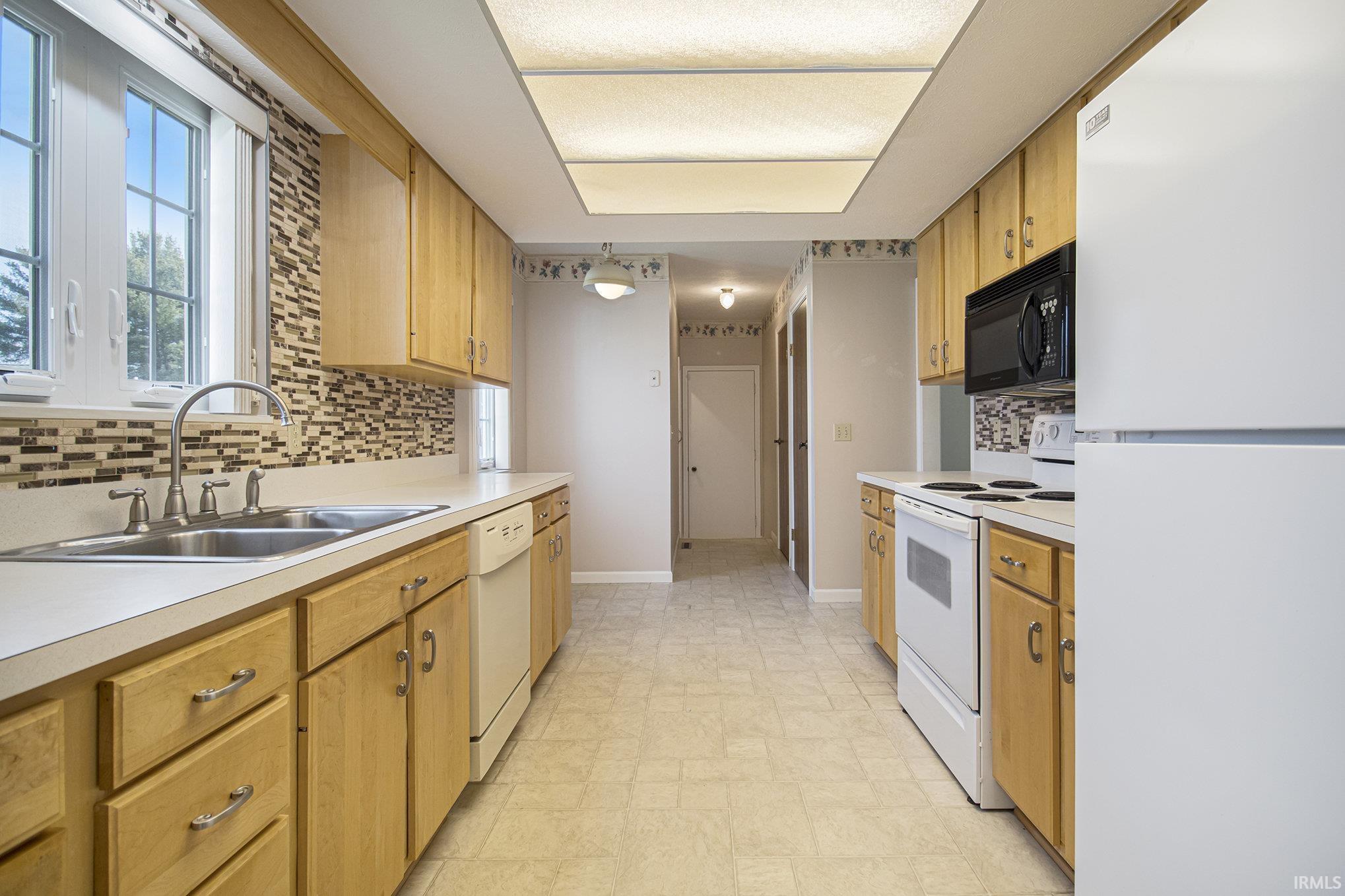 South Bend, Indiana 46637, United States, 3 Bedrooms Bedrooms, ,2 BathroomsBathrooms,Residential,Pending,97061