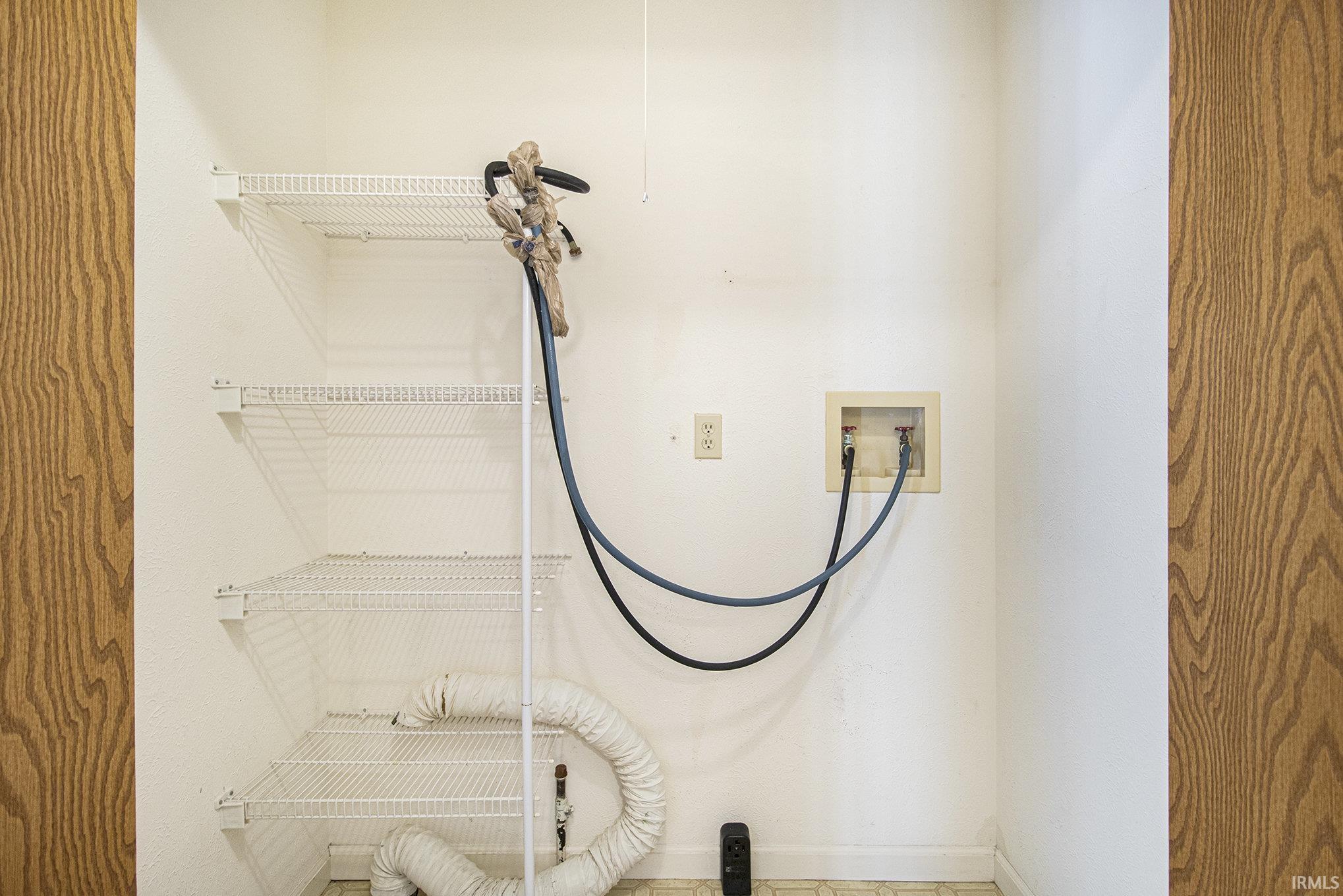 South Bend, Indiana 46637, United States, 3 Bedrooms Bedrooms, ,2 BathroomsBathrooms,Residential,Pending,97061