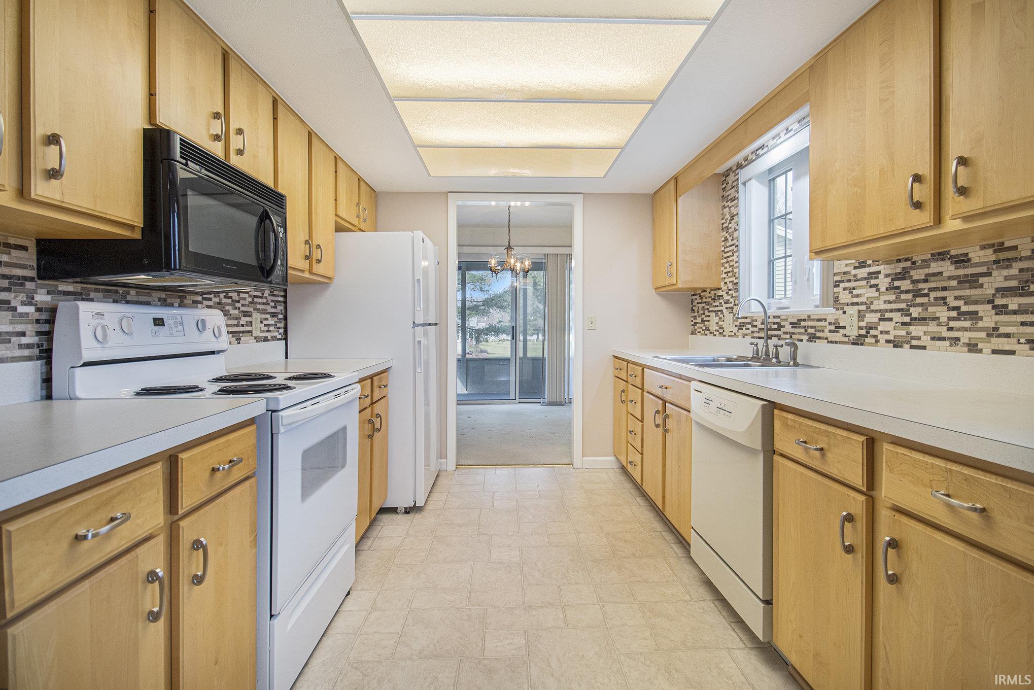 South Bend, Indiana 46637, United States, 3 Bedrooms Bedrooms, ,2 BathroomsBathrooms,Residential,Pending,97061