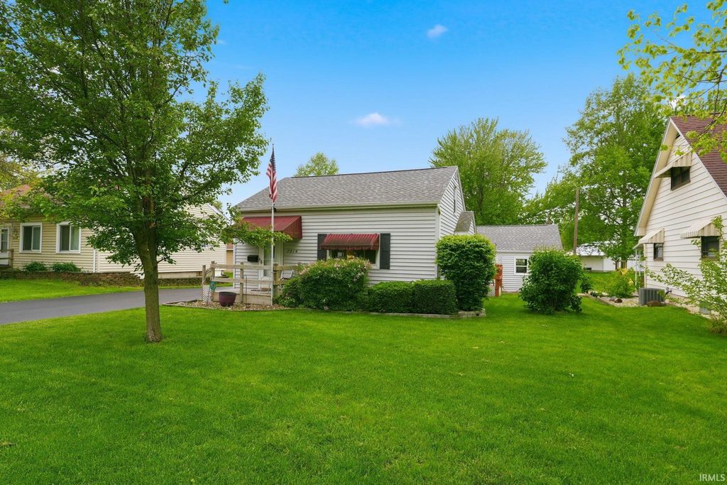 Photo of 7314 Bluffton Road, Fort Wayne, IN 46809 (MLS # 202617671)