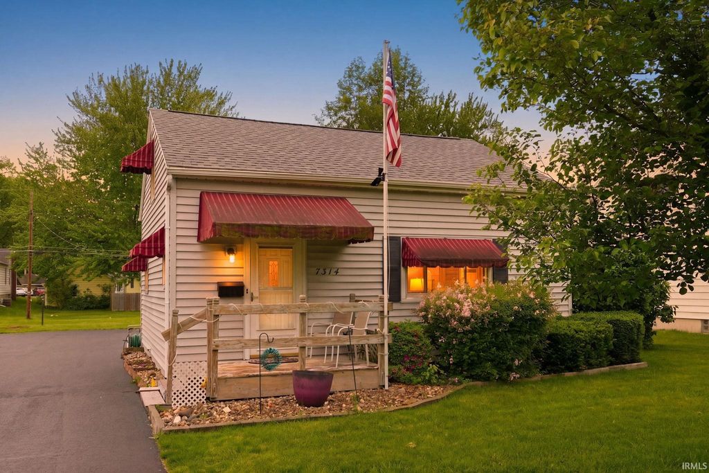 Photo of 7314 Bluffton Road, Fort Wayne, IN 46809 (MLS # 202617671)