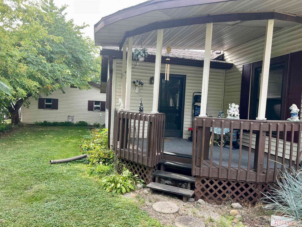 Photo of 412 S Walsh Street, Garrett, IN 46738 (MLS # 202606155)