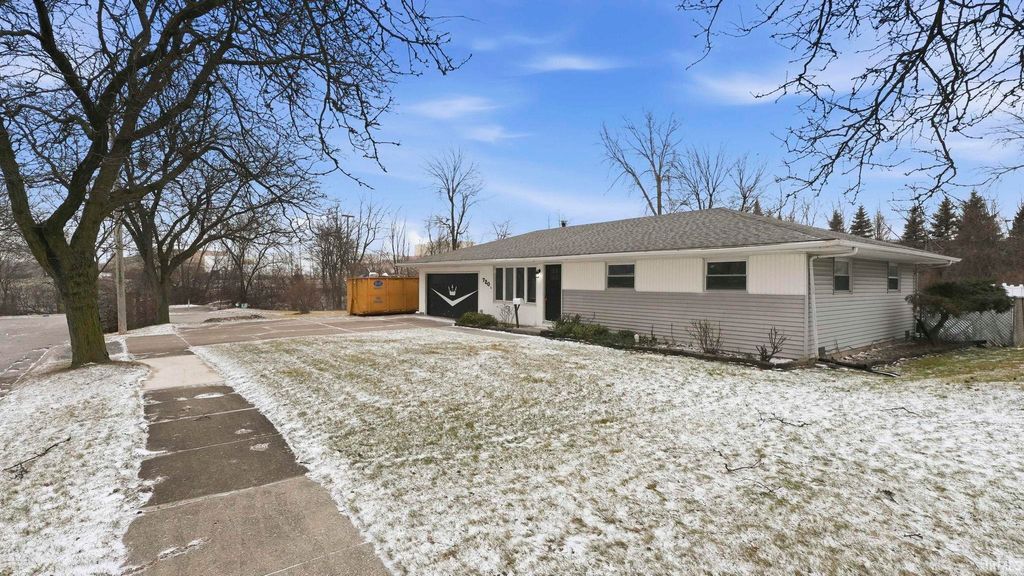 Photo of 720 E Camden Drive, Fort Wayne, IN 46825 (MLS # 202549855)