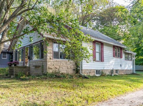 Photo of 1009 S Washington Street, Bloomington, IN 47401 (MLS # 202539964)